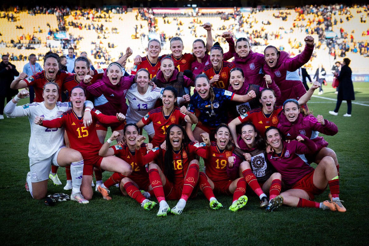 Yolanda_Diaz_'s tweet photo. Ya estamos en semifinales 🙌🏼 Enhorabuena a la selección por hacernos disfrutar del buen fútbol.
Sois la ilusión de todo un país. 
 #FIFAWWC https://t.co/ht1ymhQOEu