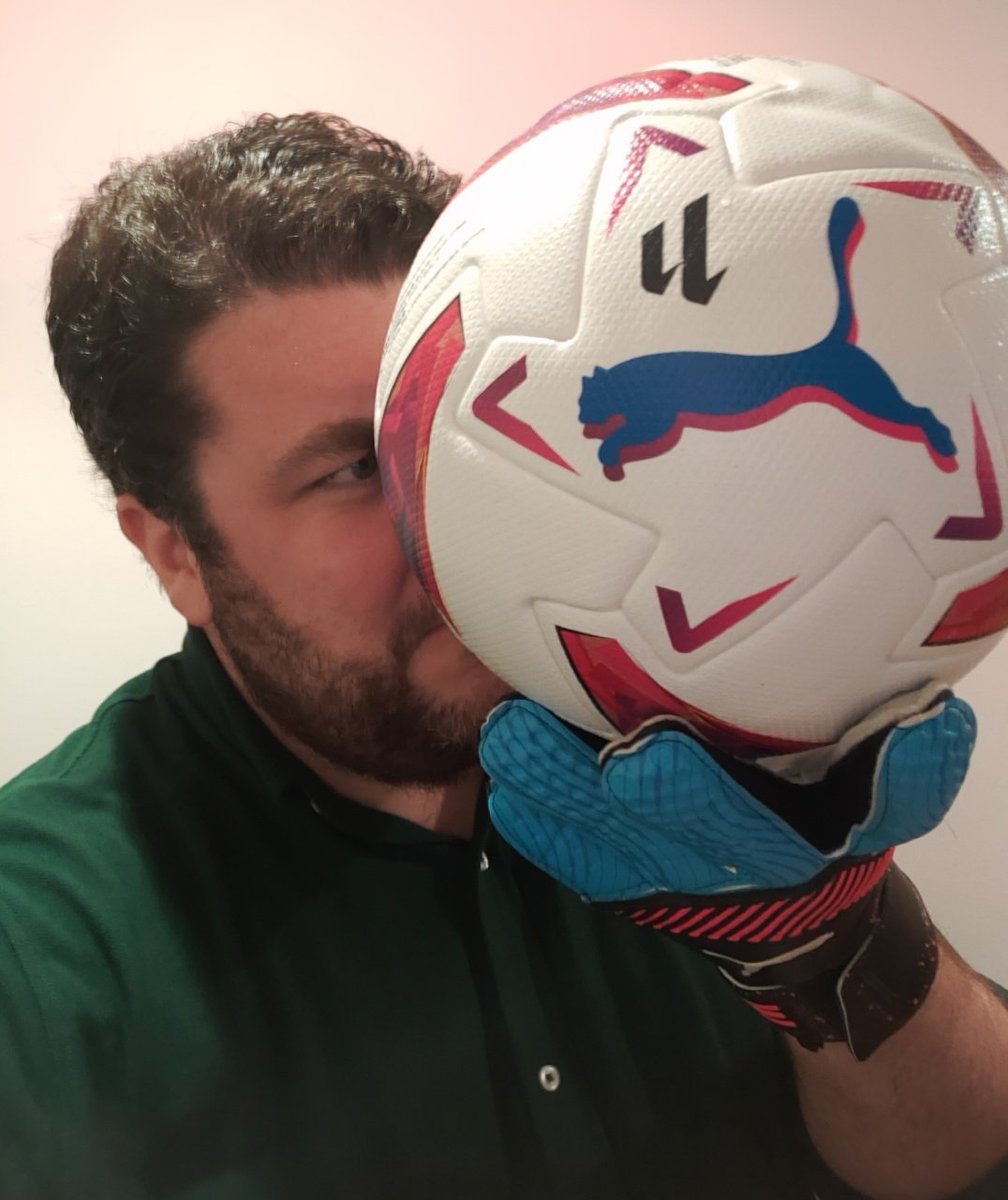 guillenfran's tweet photo. Arrancan hoy nueve meses en los que sólo volveremos a tener una cosa en la cabeza: la pelota.

🎙️ Empieza @LaLiga y será un gustazo y un honor volver a contarla en @DAZN_ES.

⚽ ¡Nos vemos esta noche en el Ramón Sánchez-Pizjuán! 

#GameOnLALIGA https://t.co/hAThyoa1z4