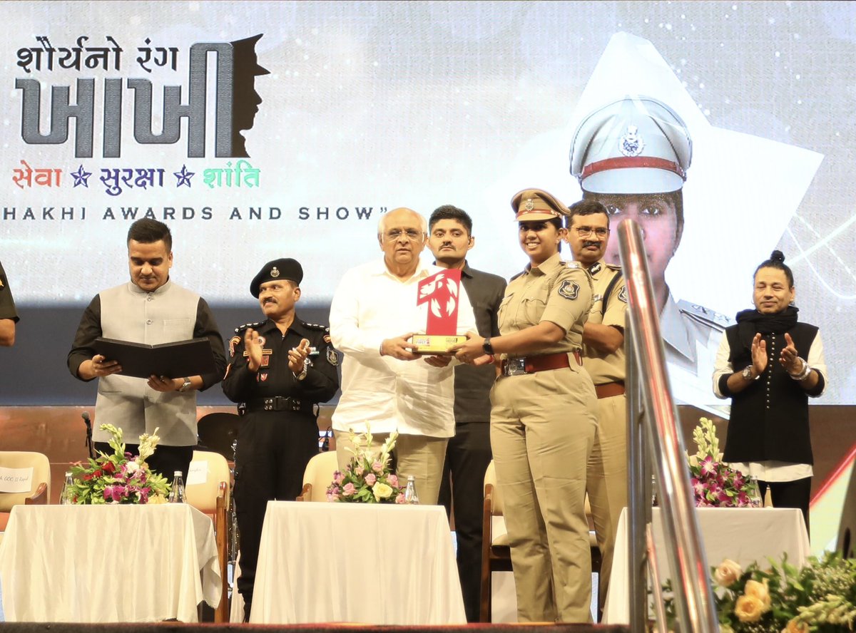 radhikabharai's tweet photo. શૌર્યનો રંગ ખાખી" 
Awarded by honourable Chief Minister of Gujarat @Bhupendrapbjp @CMOGuj  and  Home Minister of Gujarat @sanghaviharsh for Best Female Unit. 
Great Initiative by @GujaratFirst  

@Vadcitypolice @GujaratPolice @dgpgujarat @Shamsher_IPS https://t.co/TMrgDu1b3g