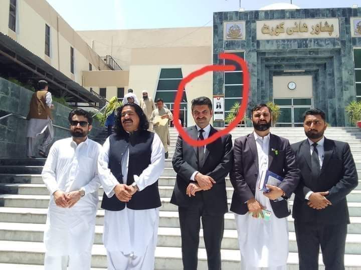 badshahpashten's tweet photo. ��ینیئر ایڈوکیٹ @sherafzalmarwat کو موت کی دھمکیاں مل رہی ہے ہم اس بات کا پرزور مذمت کرتے ہیں یہ کہا کا جاہلانہ قانون ہے یہاں ایک وکیل محفوظ نہیں ہے تو عام آدمی کیسا محفوظ ہوگا ؟ https://t.co/ucRkAbCMt4