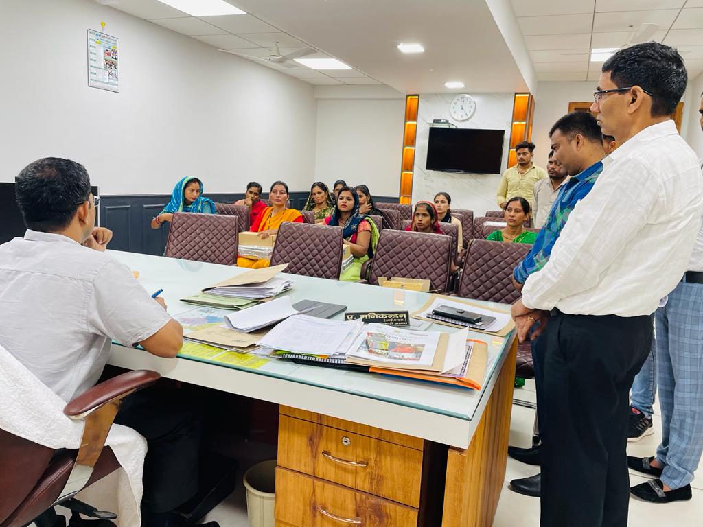 मुख्य विकास अधिकारी #Agra, <a href="/Manik_ias/">Manikandan IAS</a> द्वारा मा0 मुख्यमंत्री जी की महत्त्वाकांक्षी योजना "एक ग्राम पंचायत एक बीसी सखी योजना" के अंतर्गत बीसी सखियों को विकास भवन में डिवाइस का वितरण किया गया। इन्हें एक माइक्रो एटीएम, करेंसी डिटेक्टर और कैश बॉक्स दिया गया।