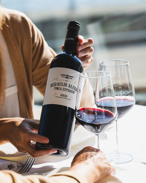 HeraclioAlfaro's tweet photo. Cuatro variedades tradicionales de #Rioja: #garnacha, #tempranillo, #mazuela y #graciano.
Elige bien tu compañía y dejaos envolver por la armonía de #HeraclioAlfaro #FincaEstartijo
#GrupoTerrasGauda #SomosTerrasGauda #HeraclioAlfaro #Riojawine #RiojaDOCA #wine https://t.co/oRdGTxTZlU
