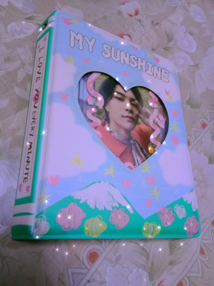 S2_ukj0422's tweet photo. ได้รับcollect bookแล้วนะคะ มาถึงอย่างปลอดภัย แพคใส่กล่องมาอย่างดี ห่อมาน่ารัก ลองใส่การ์ดแล้วแบบครบทุกช่อง ก็ยังทรงสวยเหมือนเดิม ช่องใส่ดีมากไม่ดูดการ์ด ชอบมากเลย ใครอยากได้collect bookสวยแถมคุณภาพดีแนะนำเลย ขอบคุณนะคะ ขอให้คุณมีแต่เรื่องน่ารักๆที่ทำให้ยิ้มได้นะคะ 🙏💖 #rvtolazy https://t.co/93oNtVMmNN