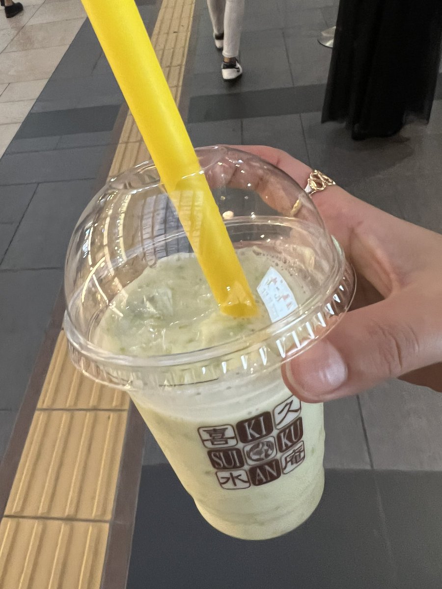 pwoura1997's tweet photo. 結局ずんだシェイク。ちゃんとずんだ。
なんか飲んだことある気でいたけど、ちゃんと飲んだことあるか不明…住んでると名物ってわざわざ飲まないんだよなー、いつでも飲めると思ってたし…
あーまたみんなと吹きたーい！レトロ私も吹きたーーい！！

【この後古参①に会えて嬉しかった元IT系フルート】 https://t.co/FAG5lg66iZ