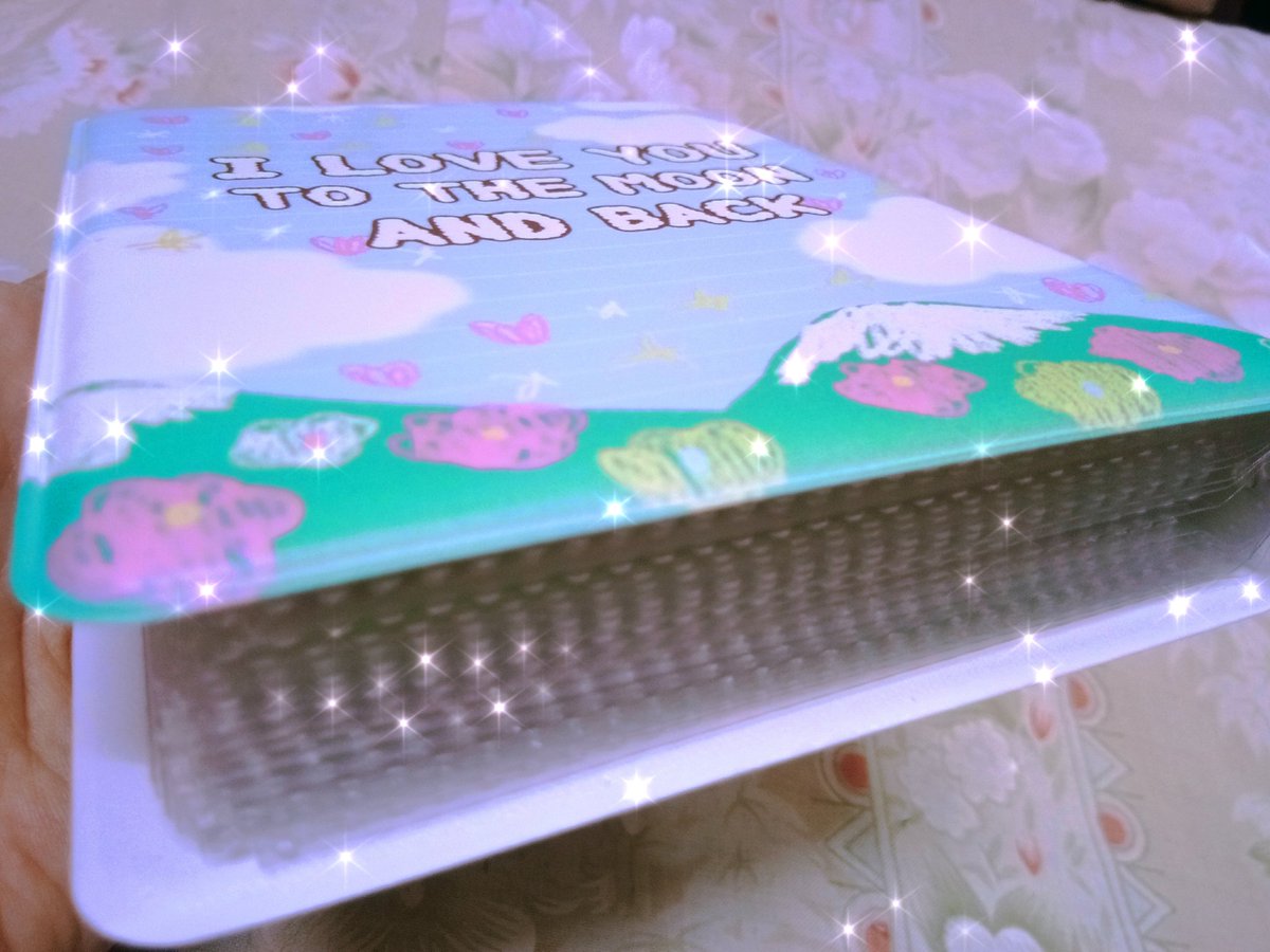 S2_ukj0422's tweet photo. ได้รับcollect bookแล้วนะคะ มาถึงอย่างปลอดภัย แพคใส่กล่องมาอย่างดี ห่อมาน่ารัก ลองใส่การ์ดแล้วแบบครบทุกช่อง ก็ยังทรงสวยเหมือนเดิม ช่องใส่ดีมากไม่ดูดการ์ด ชอบมากเลย ใครอยากได้collect bookสวยแถมคุณภาพดีแนะนำเลย ขอบคุณนะคะ ขอให้คุณมีแต่เรื่องน่ารักๆที่ทำให้ยิ้มได้นะคะ 🙏💖 #rvtolazy https://t.co/93oNtVMmNN