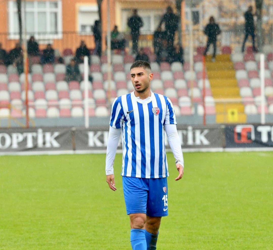 Gecenin bir saatinde bir oyuncu izliyorsun ve uykun darmadağın oluyor.
Son zamanlarda beni bu kadar heyecanlandıran bir oyuncu olmadı.
Siraçhan Nas... 
Bana göre iyi transfer budur. Kim alırsa çok iyi iş yapmış olur.