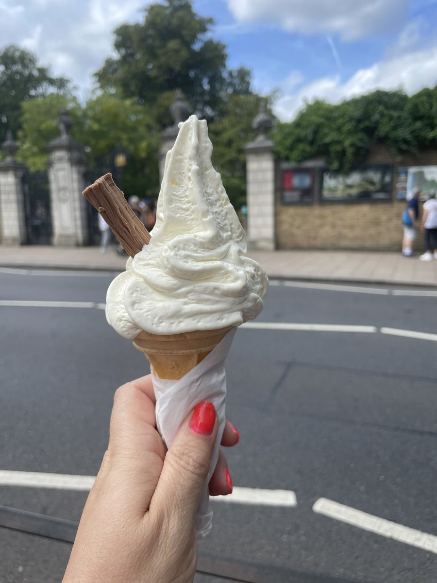 DanseusedeTango's tweet photo. More London treats #memorylane #ploughmanslunch #99flake #softice https://t.co/F2wNTMcO3b