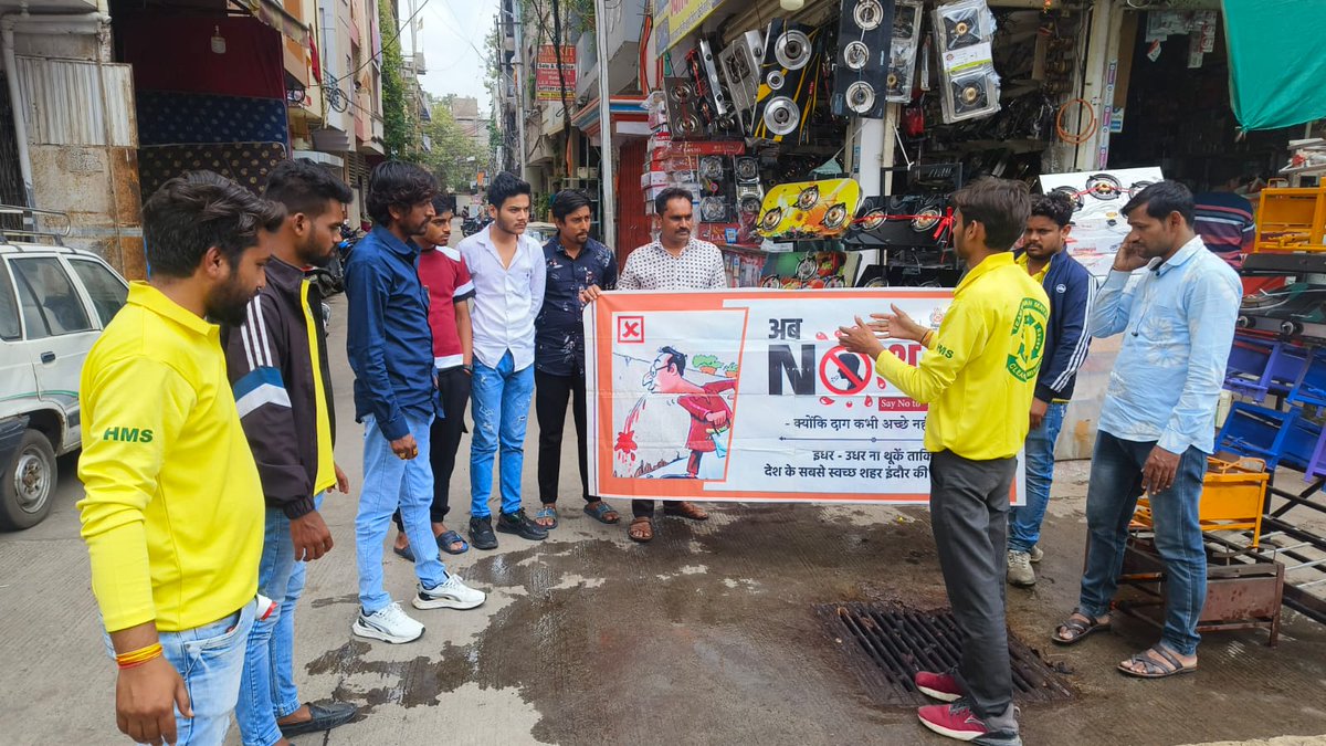 SwachhIndore's tweet photo. शहर को रेड स्पॉट से मुक्त करने हेतु "अब नो थू-थू अभियान" अन्तर्गत शहर के तीन पुलिया चौराहा पर विशेष जनजागरूकता अभियान चलाया गया। जिसमें नागरिकों एवं राहगीरों को यहां-वहां नहीं थूंकने हेतु प्रेरित किया गया।
(ULB code -802273)
#SayNoToRedSpot
#SwachhSurvekshan2023Indore https://t.co/qLHjxnGaH7