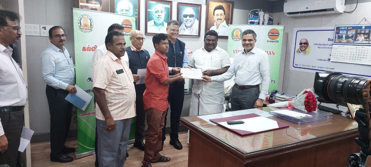 sivasankar1ss's tweet photo. சென்னை தலைமைச் செயலகத்தில், இந்தியன் ஆயில் கார்ப்ரேஷன் சார்பில், "வித்யா ப்ரோட்சஹன்" விருதை சென்னை மாநகர போக்குவரத்து கழகம் மற்றும் அரசு விரைவு போக்குவரத்து கழகத்தில் பணியாற்றும் ஊழியர்களின் குழந்தைகளுக்கு 10-ம் வகுப்பு மற்றும் 12-ம் வகுப்புகளில் படிக்கும் சிறந்த செயல்திறன் கொண்ட மாணவ மாணவிகளுக்கு வழங்கியபோது. 

போக்குவரத்துத் துறை முதன்மைச் செயலர், இந்தியன் ஆயில் நிறுவனத்தில் இருந்து, நிறுவன வணிகத்தின் முதன்மை பொது மேலாளர் ஜான் பிரசாத், பொது மேலாளர் பி.கே.பத்ரா மற்றும் கோட்ட நிறுவன வணிகத் தலைவர் திரு.ஆனந்த் சம்பத் ஆகியோர் கலந்து கொண்டனர்.