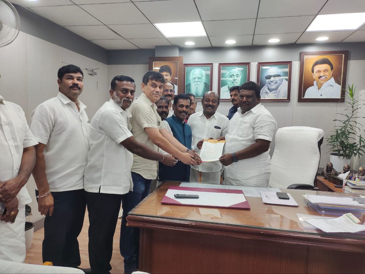 sivasankar1ss's tweet photo. சென்னை தலைமைச் செயலகத்தில், இந்தியன் ஆயில் கார்ப்ரேஷன் சார்பில், "வித்யா ப்ரோட்சஹன்" விருதை சென்னை மாநகர போக்குவரத்து கழகம் மற்றும் அரசு விரைவு போக்குவரத்து கழகத்தில் பணியாற்றும் ஊழியர்களின் குழந்தைகளுக்கு 10-ம் வகுப்பு மற்றும் 12-ம் வகுப்புகளில் படிக்கும் சிறந்த செயல்திறன் கொண்ட மாணவ மாணவிகளுக்கு வழங்கியபோது. 

போக்குவரத்துத் துறை முதன்மைச் செயலர், இந்தியன் ஆயில் நிறுவனத்தில் இருந்து, நிறுவன வணிகத்தின் முதன்மை பொது மேலாளர் ஜான் பிரசாத், பொது மேலாளர் பி.கே.பத்ரா மற்றும் கோட்ட நிறுவன வணிகத் தலைவர் திரு.ஆனந்த் சம்பத் ஆகியோர் கலந்து கொண்டனர்.