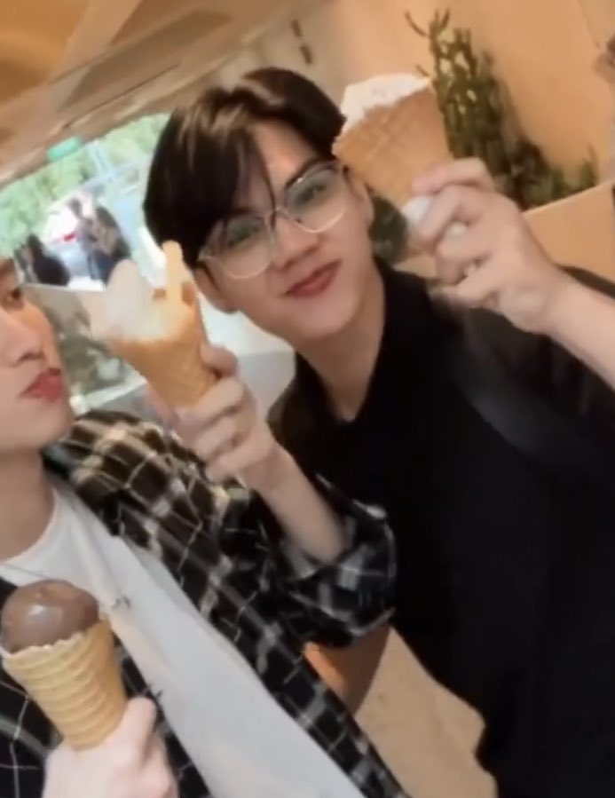 tablespooooon's tweet photo. ไอติมมาแล้วค้าบไอติม~ 🍨 อร่อยไหมไหนเหลาา
—You’re sweeter than ice cream 🤍✨

◡̈ ⑅ ꒰ @fort_fts @peatwasu꒱ ꕀ 🌥️💕﹆#Peatwasu #FortFTS #BabyFeat https://t.co/FFl8OtyrWV