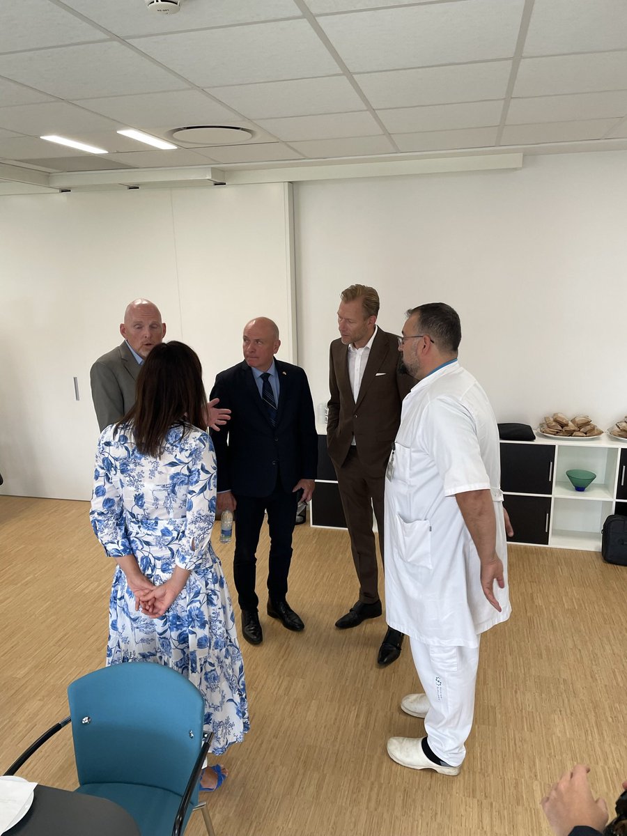 Med AI og anonymiserede sundhedsdata målretter <a href="/SUHhospital/">Sjællands Universitetshospital</a> behandling af tarmkræft til hver enkelt patient og resultaterne er gode. 

Tak til <a href="/sophieloehde/">Sophie Løhde</a> og <a href="/SoerenGade/">Søren Gade</a> for besøget og de gode drøftelser om skalering af brug af AI og sundhedsdata i patientbehandling. #sundpol