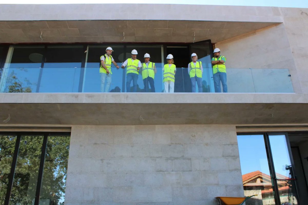 GabrielOurense's tweet image. Coa DX de Urbanismo visitando as obras do edificio de usos múltiples (451000€) que esta a construir o concello de @ConcellodePinor  en base ao convenio Hurbe , a partir do cal, a @Xunta  fai unha aportación do 70% e o restante 30% o concello a través da @DeputacionOU  .