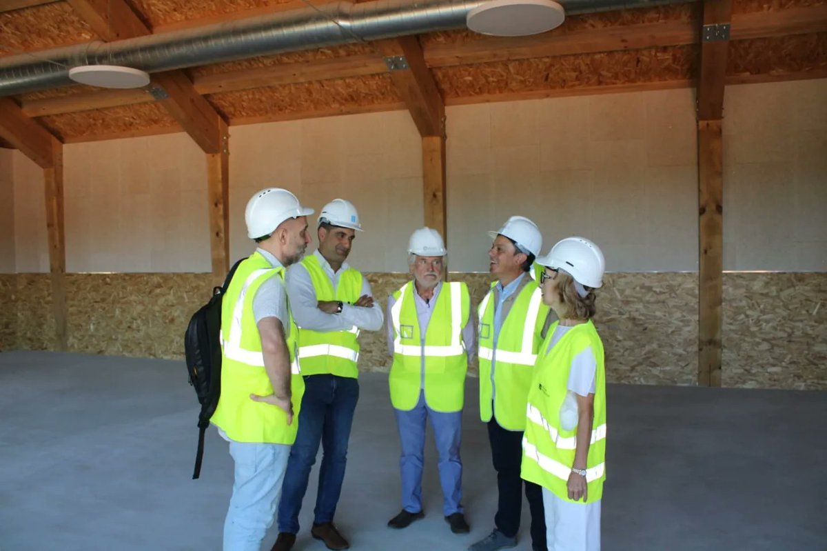 GabrielOurense's tweet image. Coa DX de Urbanismo visitando as obras do edificio de usos múltiples (451000€) que esta a construir o concello de @ConcellodePinor  en base ao convenio Hurbe , a partir do cal, a @Xunta  fai unha aportación do 70% e o restante 30% o concello a través da @DeputacionOU  .