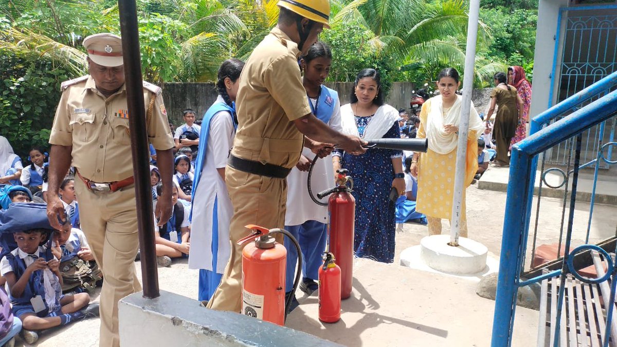 FireService_ANP's tweet photo. #MeriMatiMeraDesh Community Outreach Programme
#FSGaracharma, #FSKamorta, #FSCarNicobar, #FSDiglipur & #FSBambooflat conducted First Aid Fire Fighting & Tactical Exercises in Schools & Public places regarding Evacuation during any Calamity.
525 students & 36 Teachers benefitted https://t.co/YVoFumVLNH