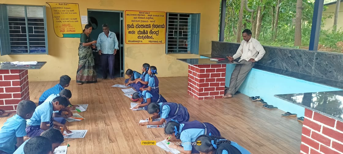 Mgnrega_NRPura's tweet photo. ನರಸಿಂಹರಾಜಪುರ ತಾಲ್ಲೂಕಿನ ಮುತ್ತಿನಕೊಪ್ಪ ಗ್ರಾಮ ಪಂಚಾಯಿತಿಯಲ್ಲಿನ ಡಿಜಿಟಲ್ ಗ್ರಂಥಾಲಯದಲ್ಲಿ ಇಂದು 76ನೇ ಸ್ವಾತಂತ್ರ್ಯ ದಿನಾಚರಣೆಯ ಪ್ರಯುಕ್ತ ಬಾವುಟ ತಯಾರಿಸುವ ಹಾಗೂ ಭಾರತ ದೇಶದ ನಕ್ಷೆ ಬಿಡಿಸುವ ಚಟುವಟಿಕೆಗಳನ್ನು ಹಮ್ಮಿಕೊಳ್ಳಲಾಯಿತು.
@ZP_Chikmagalur https://t.co/0fL780dOl5