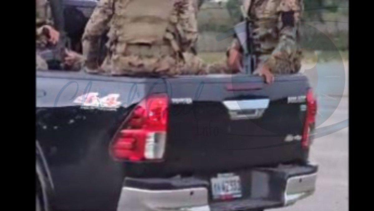 clindoeilinfo1's tweet photo. Des Agents de l'Armée dominicaine patrouillaient, hier jeudi, à Elías Piña, dans un véhicule avec les plaques d’immatriculation 🇭🇹. Sandy Familia, journaliste, a approché l'équipe militaire pour s'interroger sur l'origine du véhicule, et le lieutenant-colonel Santana, Commandant en chef de la patrouille, a assuré que l'utilisation d'un transport avec une plaque haïtienne par des soldats dominicains n'est pas considérée comme un crime, selon la Constitution dominicaine. Cependant, pour quelques internautes 🇩🇴, cela ne devait pas se produire.
Juste un Clin d’œil !