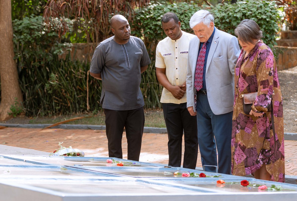 Early this afternoon, Lt Gen (rtd) Roméo Dallaire and his wife Marie-Claude Michaud paid respects to the victims of Genocide against the Tutsi.