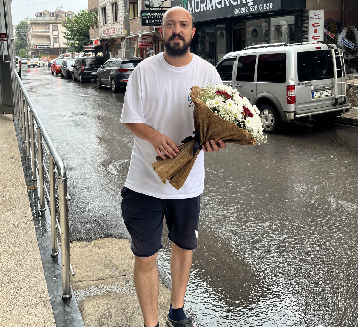 ellerimde çiçekler kapında sırılsıklam