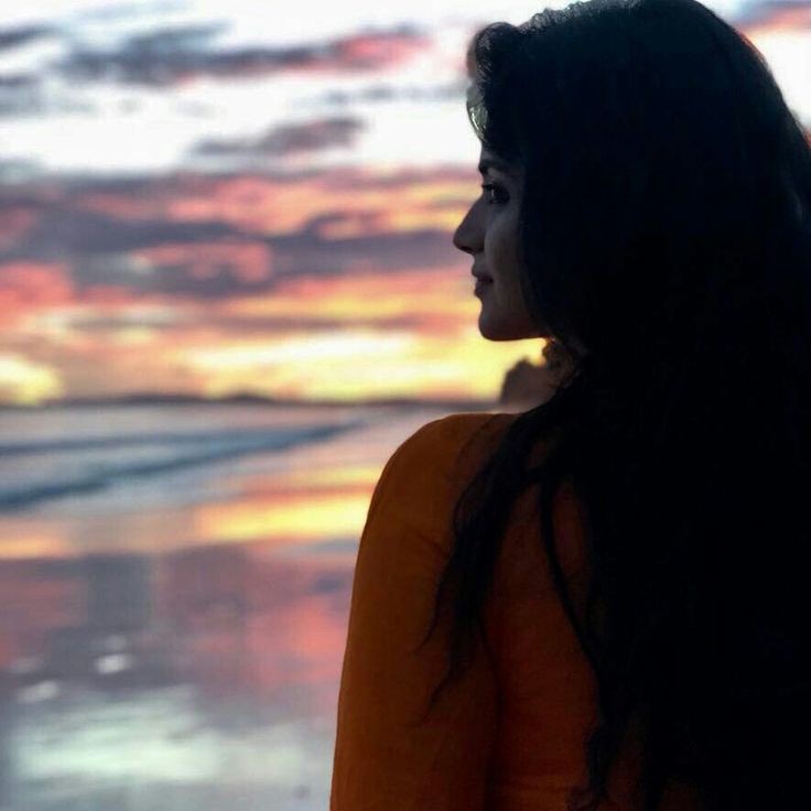 SimranHQ's tweet photo. छोड़ देना भी जरूरी है ऐसे रिश्तों को,
जहाँ इंसान की, और वक्त की कद्र ही ना हो!!😊
                       -"#सिमरन"- 📃✍️
#बज़्म #शायरांश #कलमांजली
#शायरी_अल्फाज #SimranHQ https://t.co/Sj9hNxSVKN