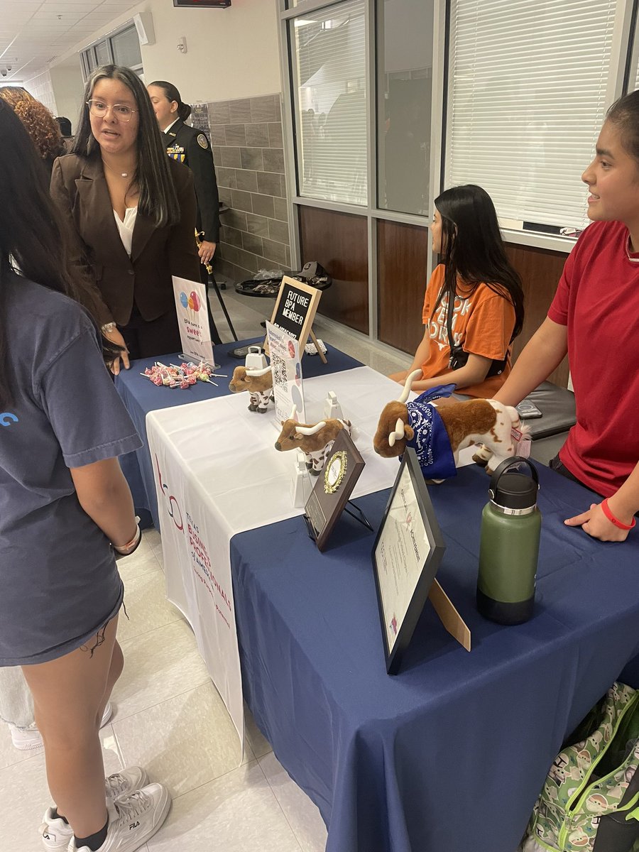 bpaseguin's tweet photo. Seguin BPA had a blast with our Freshman Class of 2027 yesterday! We can’t wait to welcome new members into our chapter!

#bpaallday 
@SeguinHSTx @SeguinCTE @txbpa https://t.co/RmVToZmPGt