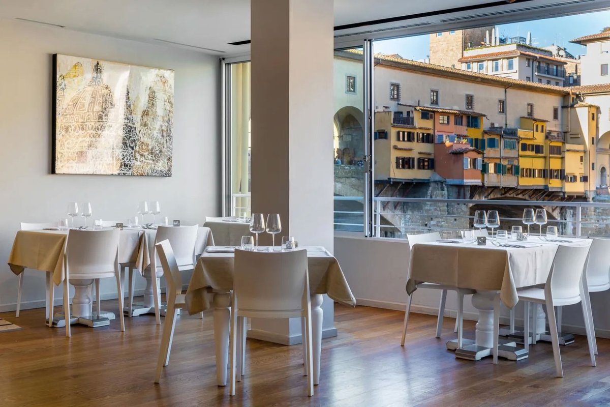 WineNewsIt's tweet photo. Il #ristorante fiorentino #GoldenView è posto sull’Arno che solca il centro storico della città di #Firenze, culla del #Rinascimento, a ridosso del #PonteVecchio, offrendo una vista mozzafiato ad accompagnare una cucina impeccabile, https://t.co/vN2UoEqaza https://t.co/c772w96CsD