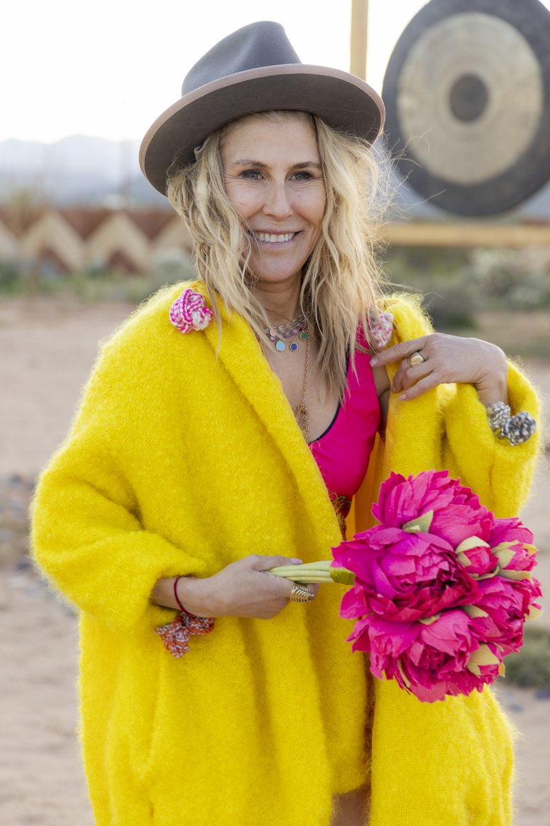 "I wanted to confess and come out the other side clearer, brighter. I felt more alive when I thought somebody knew the worst in me."
📸: pfeifferfoto
👒💛💐
#books #reading #travel #author #writingcommunity #fridayvibes #fridayfeeling #fashionstyle