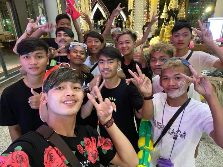 LeangSel54883's tweet photo. យូៗជុំគ្នារម្ដង់មានអីសប្បាយតេី🖖🤟🤘 https://t.co/6Aw5f0HFBt