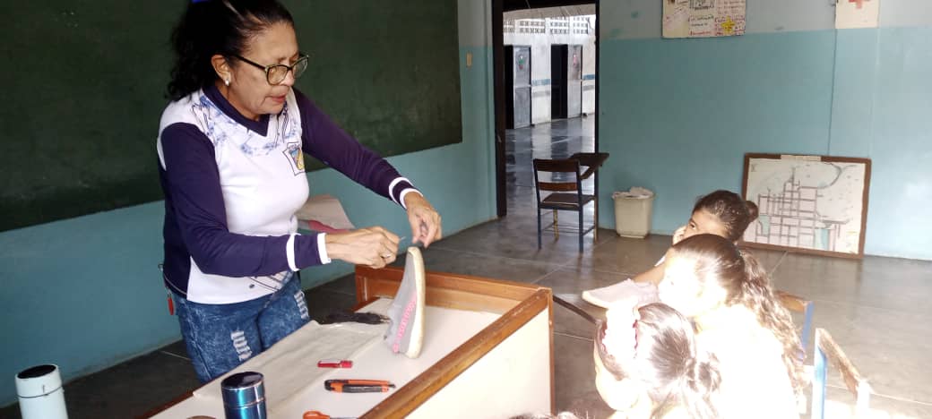 Emprendimiento: Aprendiendo a Coser Zapatos en el Plan Agosto de Escuelas Abiertas en la Esc Josefina Pimentel de Monay del CDCE La Paz Municipio Pampán #Trujillo <a href="/_LaAvanzadora/">Yelitze Santaella</a> <a href="/PtmsTrujillo/">PTMS TRUJILLO</a> @MPPEDUCACION <a href="/DIFD_Trujillo/">División de Investigación y Formación Doc.Trujillo</a> @cdcetrujillo <a href="/Twitera74/">⚢♈𝓒. 𝓡♈⚢</a> <a href="/DGCPatrimonioy2/">DGCULTURA_MPPE</a> #LaPazEsClave