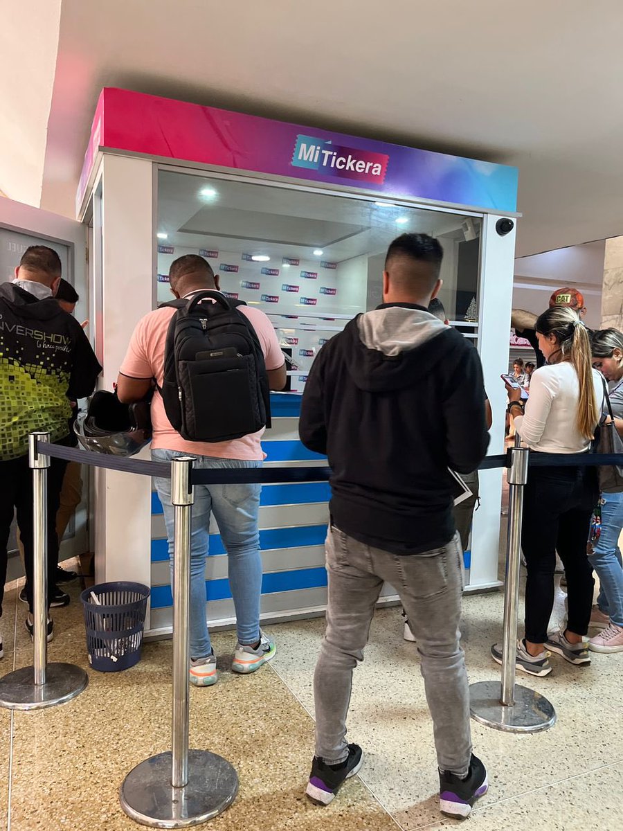 ElNacionalWeb's tweet image. #11Ago | Largas filas se forman en el estacionamiento del #CCCT y en el #Sambil, en #Caracas 🇻🇪, para adquirir las entradas del concierto de Luis Miguel, el cual se encuentra pautado para el 12 de febrero del 2024 🎤

Conoce los precios de las entradas bit.ly/3OQBjWl…