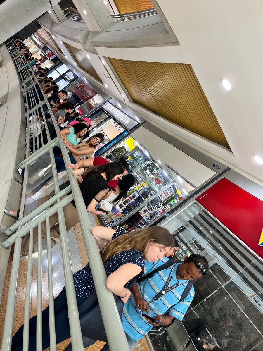 ElNacionalWeb's tweet image. #11Ago | Largas filas se forman en el estacionamiento del #CCCT y en el #Sambil, en #Caracas 🇻🇪, para adquirir las entradas del concierto de Luis Miguel, el cual se encuentra pautado para el 12 de febrero del 2024 🎤

Conoce los precios de las entradas bit.ly/3OQBjWl…