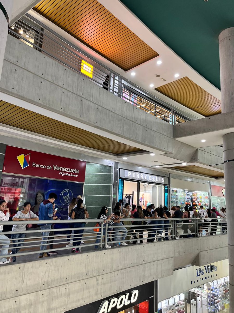 ElNacionalWeb's tweet image. #11Ago | Largas filas se forman en el estacionamiento del #CCCT y en el #Sambil, en #Caracas 🇻🇪, para adquirir las entradas del concierto de Luis Miguel, el cual se encuentra pautado para el 12 de febrero del 2024 🎤

Conoce los precios de las entradas bit.ly/3OQBjWl…