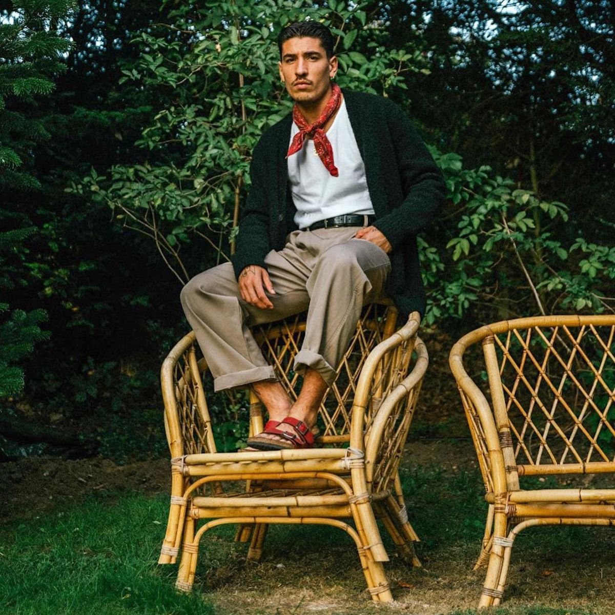 Klarna's tweet photo. And we end in Spain with Héctor Bellerín.
Full back and fashionista.
Perfectly blended.
Right now, he's got a 'tempestuous organic winemaker by day, sultry crooner by night' vibe going on.
#FootballThreads @HectorBellerin 
🧵6/6 https://t.co/3At0HH1VFq