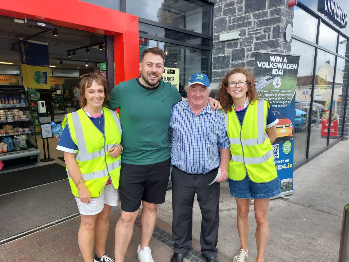 @RockwellRovers team out in force in  #Cahir today caught up with local legend Johnny Smacks ⭐️ 

Tickets for a fab VWID4 selling like hotcakes 😊

Thanks to Noel, Alan & all @O’Donnells for pitch

To be in with a chance to win Ireland’s best selling EV👇

winavwid4.ie