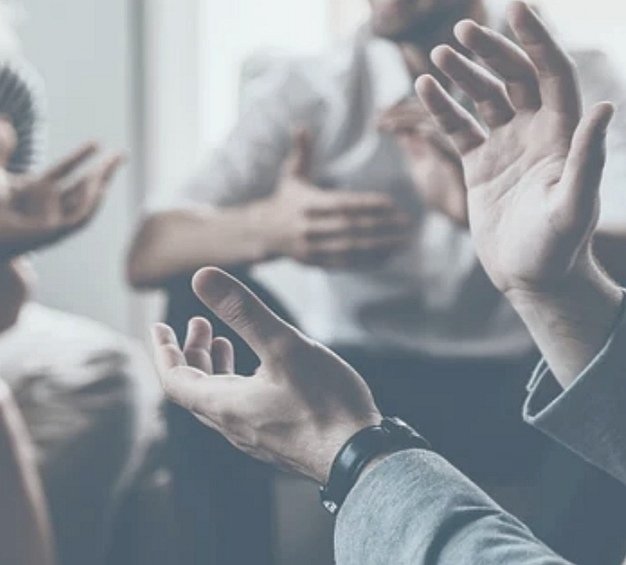 قُلْ هَلْ نُنَبِّئُكُمْ بِالْأَخْسَرِينَ أَعْمَالًا . الَّذِينَ ضَلَّ سَعْيُهُمْ فِي الْحَيَاةِ الدُّنْيَا وَهُمْ يَحْسَبُونَ أَنَّهُمْ يُحْسِنُونَ صُنْعًا