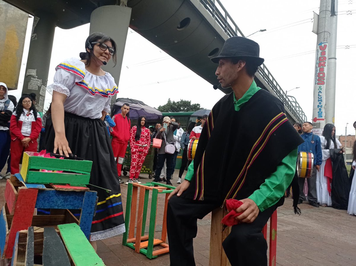 Educacionbogota's tweet photo. #INCITAR a través del Periódico La Libélula y el teatro, usan los medios escolares y el arte para empoderar las comunidades en la transformación de sus realidades.
Esta jornada dio inicio con una obra de teatro en el puente Los Luceros del Barrio México.🕺🎭 https://t.co/qsTdoW4p8R