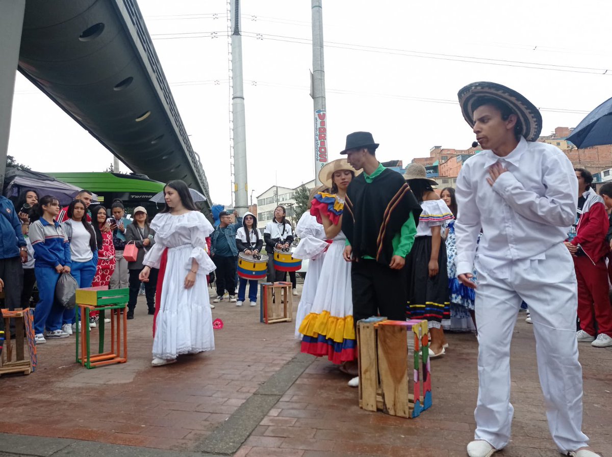 Educacionbogota's tweet photo. #INCITAR a través del Periódico La Libélula y el teatro, usan los medios escolares y el arte para empoderar las comunidades en la transformación de sus realidades.
Esta jornada dio inicio con una obra de teatro en el puente Los Luceros del Barrio México.🕺🎭 https://t.co/qsTdoW4p8R