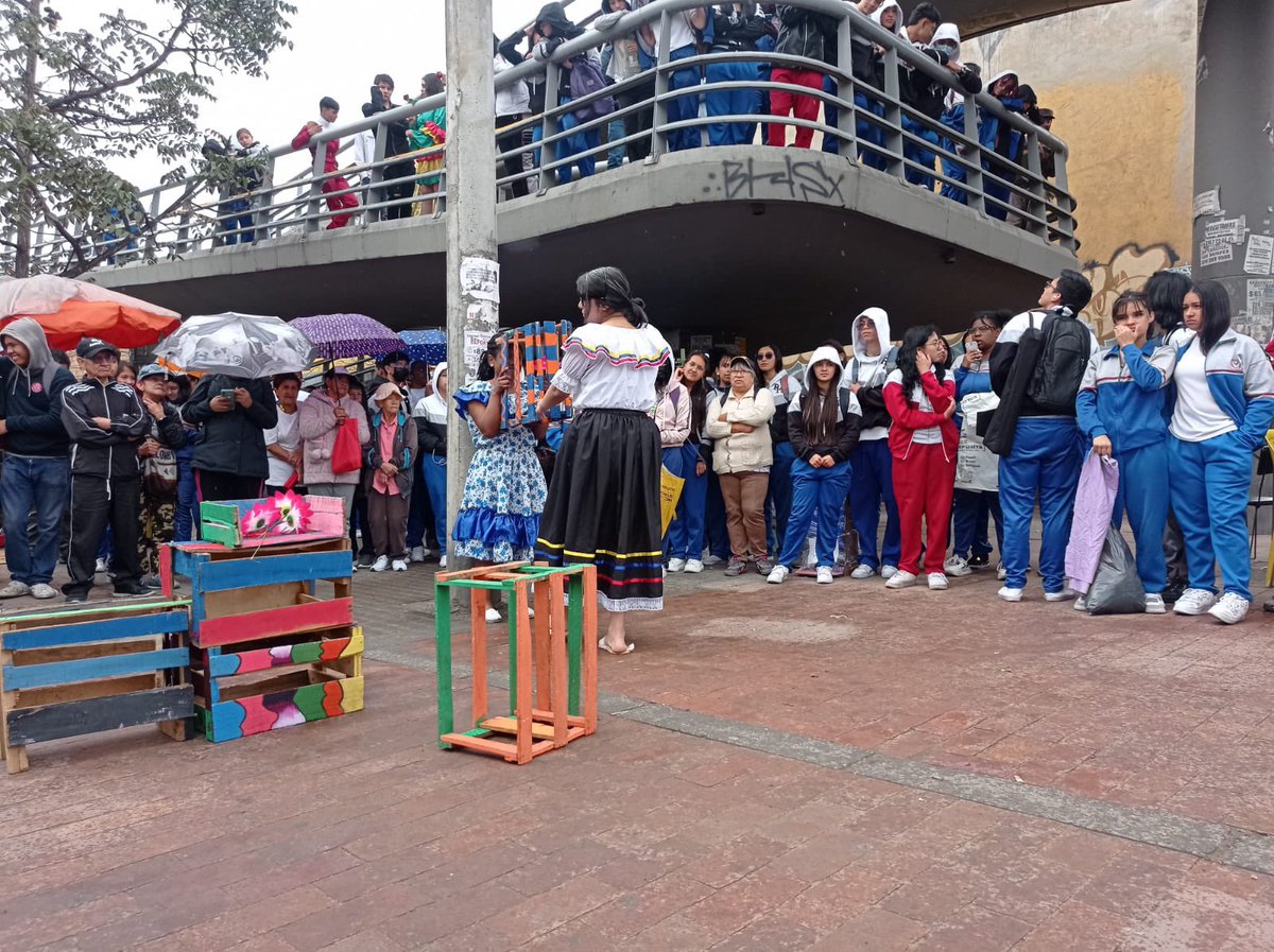 Educacionbogota's tweet photo. #INCITAR a través del Periódico La Libélula y el teatro, usan los medios escolares y el arte para empoderar las comunidades en la transformación de sus realidades.
Esta jornada dio inicio con una obra de teatro en el puente Los Luceros del Barrio México.🕺🎭 https://t.co/qsTdoW4p8R