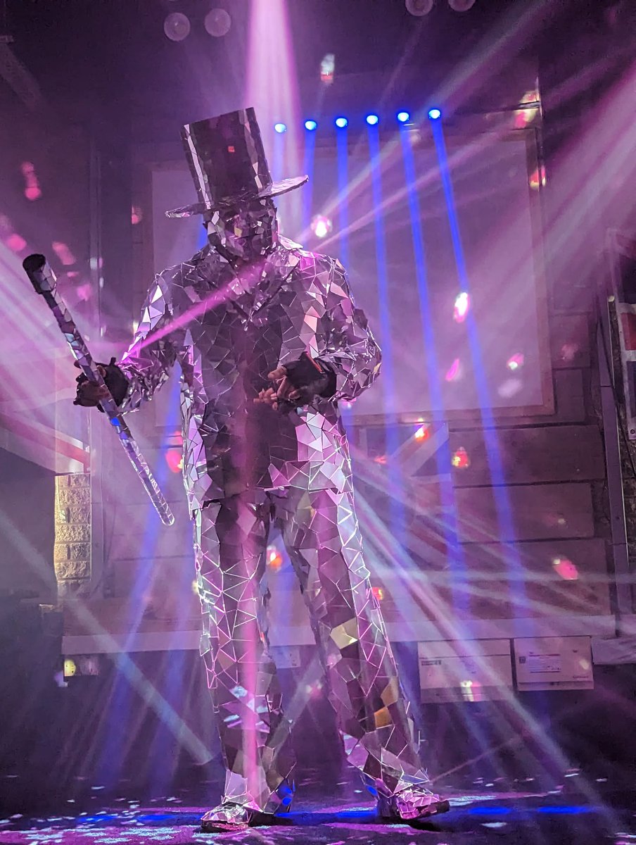 MirrorManEvents's tweet image. Live tonight at @BarBrowns The Exclusive Show!! Don't Miss #mirrortime #Towyn #Show #TheMirrorMan