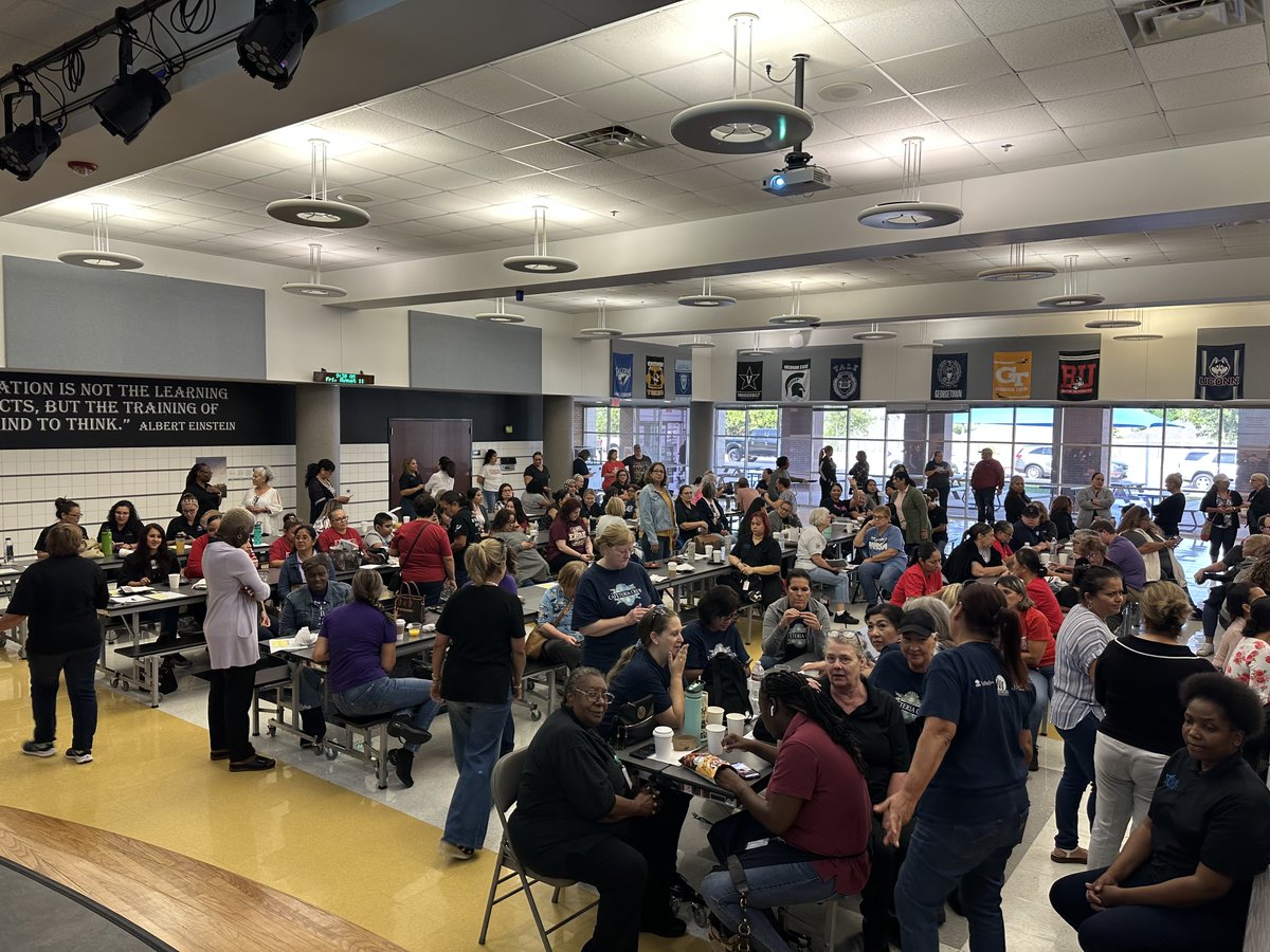 Our child nutrition team in Keller ISD is preparing to serve around 20,600 daily meals throughout the school year. Let's give a shoutout to these unsung heroes who work behind the scenes to ensure our students receive delicious and nutritious meals. 🍎🥦 #CelebrateKISD