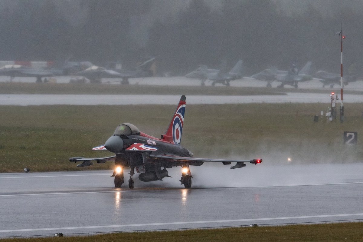shghr666's tweet image. イギリス王立空軍（Royal Air Force） 29SQN Eurofighter Typhoon FGR.4 #RIAT2023
テントの中で震えてたら、それまでヘリの飛行展示ばかりで静かだった屋外からとんでもない爆音が響いてきた。
「お！雨上がったか！？」と飛び出したら、ほぼ台風みたいな雨の中をデモチームの黒い機体が…😇