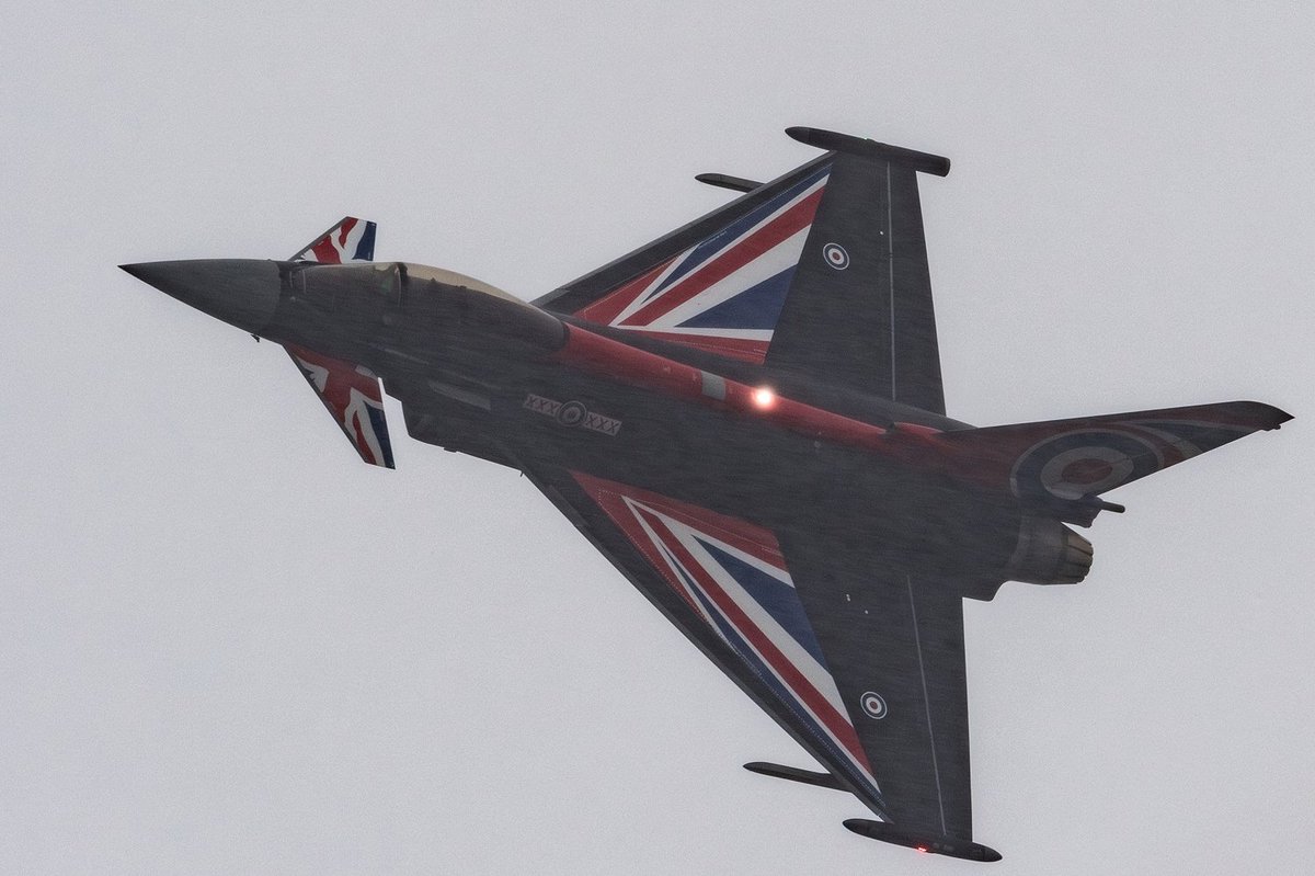 shghr666's tweet image. イギリス王立空軍（Royal Air Force） 29SQN Eurofighter Typhoon FGR.4 #RIAT2023
テントの中で震えてたら、それまでヘリの飛行展示ばかりで静かだった屋外からとんでもない爆音が響いてきた。
「お！雨上がったか！？」と飛び出したら、ほぼ台風みたいな雨の中をデモチームの黒い機体が…😇
