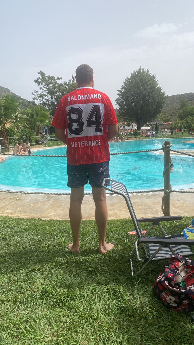 Javi Delgado, conocido como Txuleton man y miembro destacado de nuestro staff técnico senior también nos manda su saludo desde Cilleros, Cáceres. Recordad, “En Verano…Balonmano”