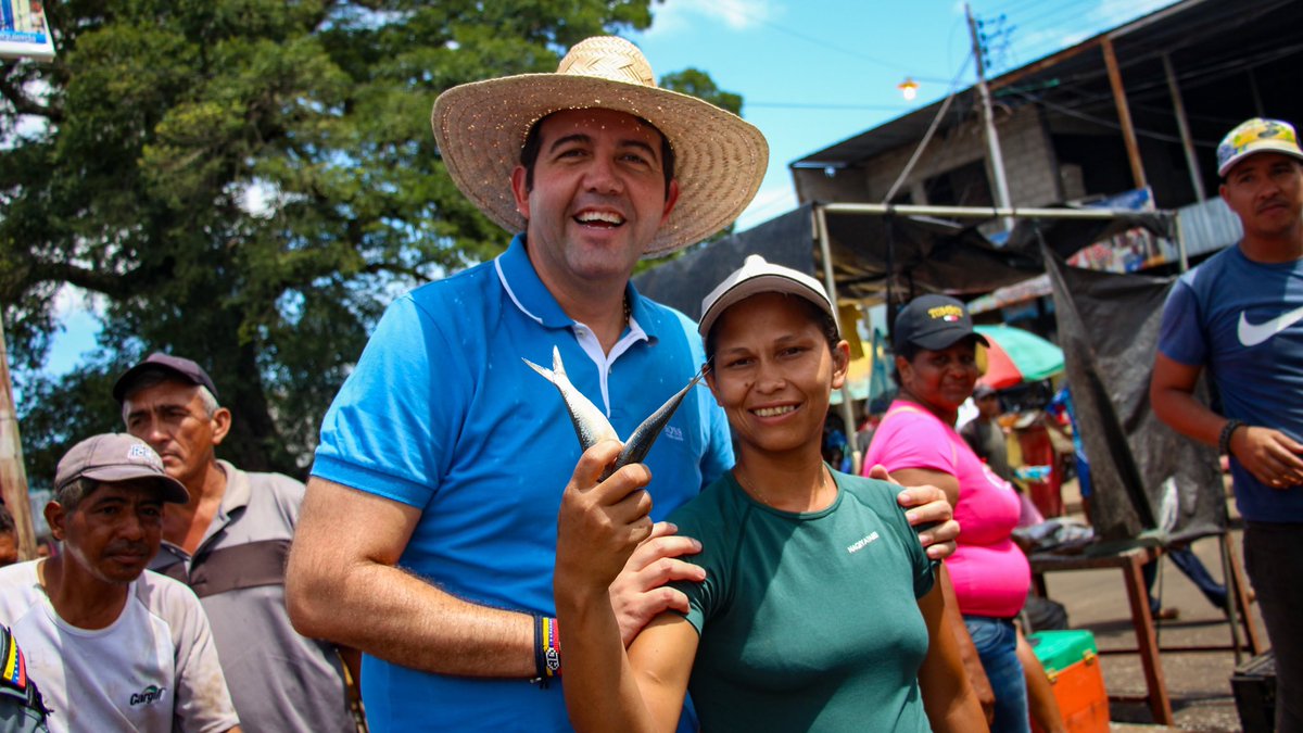 prospericarlos's tweet photo. #11Ago Estamos en Caicara del Orinoco - Mcpio. Cedeño, saludando a nuestra gente. 

En mi gobierno culminaremos las obras inconclusas: el tercer puente sobre el río Orinoco, que unirá Caicara con Cabrita de mi estado Guárico. Así como también Serlaca, la ciudad del aluminio. 
#DemosElPrimerPaso