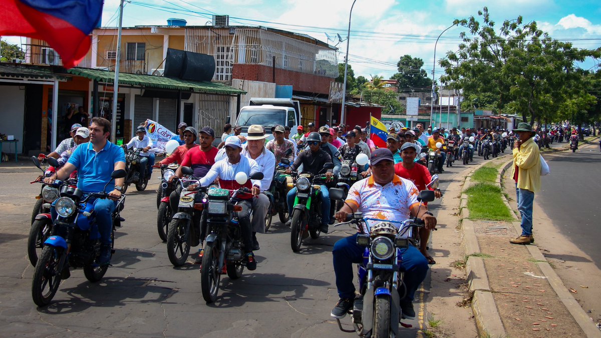 prospericarlos's tweet photo. #11Ago Estamos en Caicara del Orinoco - Mcpio. Cedeño, saludando a nuestra gente. 

En mi gobierno culminaremos las obras inconclusas: el tercer puente sobre el río Orinoco, que unirá Caicara con Cabrita de mi estado Guárico. Así como también Serlaca, la ciudad del aluminio. 
#DemosElPrimerPaso