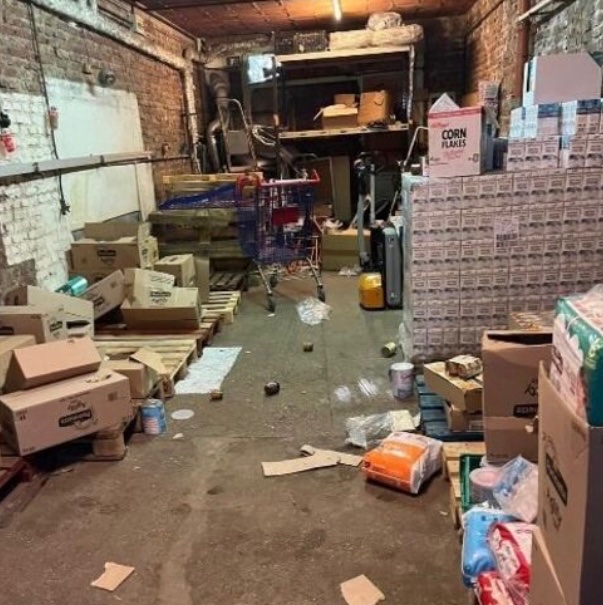 Mediavenir's tweet image. 🇫🇷 FLASH - Le local des Restos du Cœur de #Villejuif a été cambriolé pour la deuxième fois en 2 semaines. Des stocks de nourriture et des vêtements destinés à des sans-abri ont été volés. La responsable locale décrit "un saccage" et se dit "écœurée". (Le Parisien)