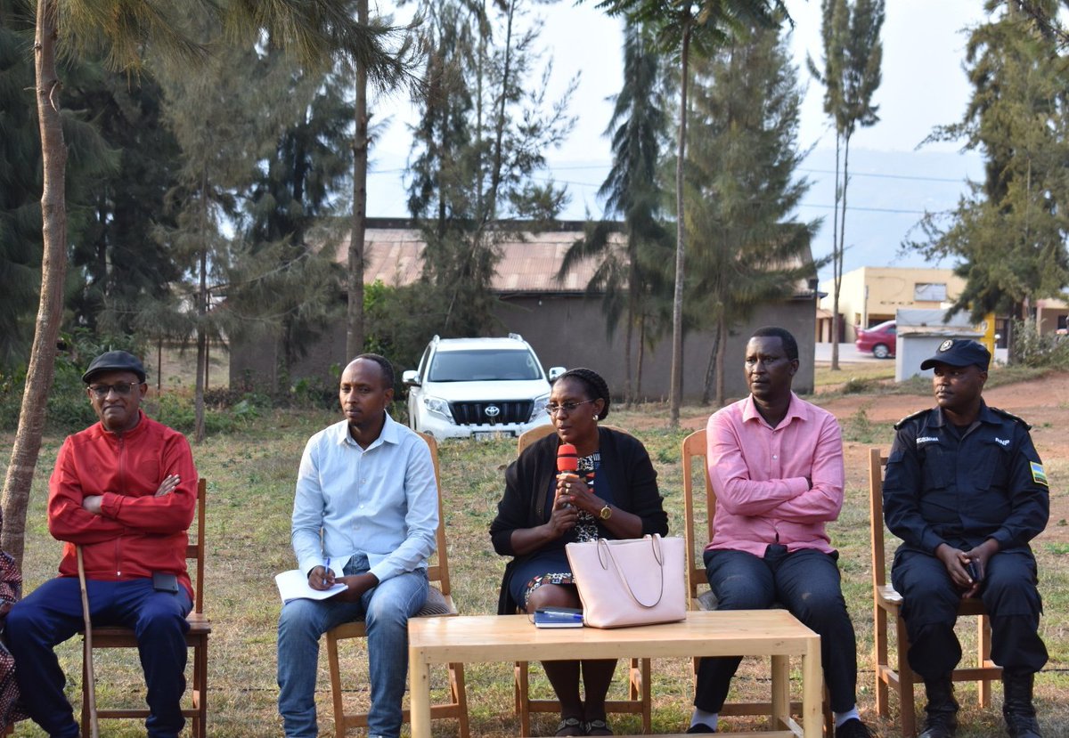 rulindodistrict's tweet photo. Hagamijwe guha serivisi nziza abaturage no kubakemurira ibibazo, none Umuyobozi w'Akarere @Jmukanyirigira n'itsinda ry'abakozi bakorera ku Karere, bifatanyije n'abaturage b'Umurenge wa #Shyorongi, Akagari ka #Bugaragara, mu Nteko y'abaturage bakira kdi baha umurongo ibibazo byabo https://t.co/orQKsRoGmz