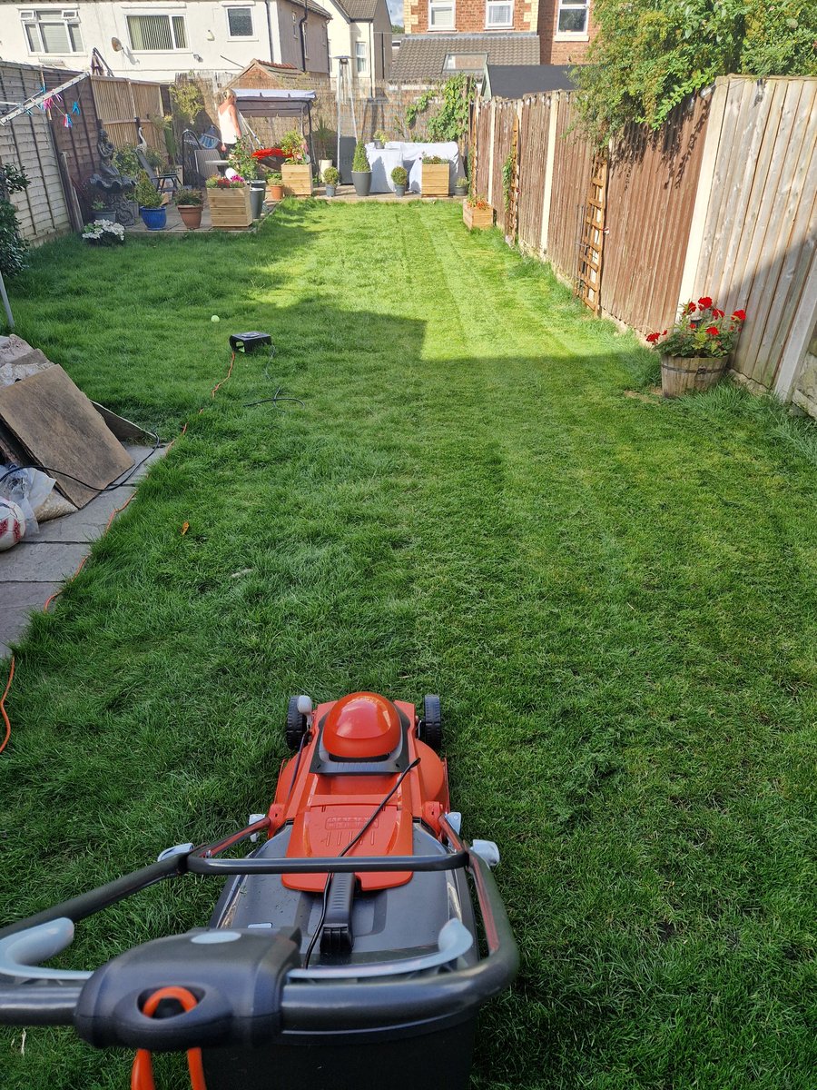 N0TINSERVICE's tweet photo. The grass always waits for my day off before it needs cutting ๐
#SCOOBS approves of my lines โบ๏ธ https://t.co/X4JfQCLoCM