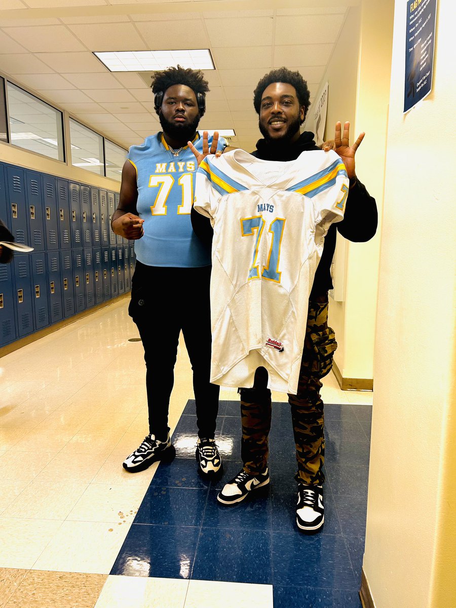 Shoutout to my Offensive Line Coach, Offensive Coordinator, and teacher in the building !💙 <a href="/EdgeTerence/">Edge</a> #excellence #maysride〽️ <a href="/coachtslaton12/">Coach M. (Tony) Slaton</a>