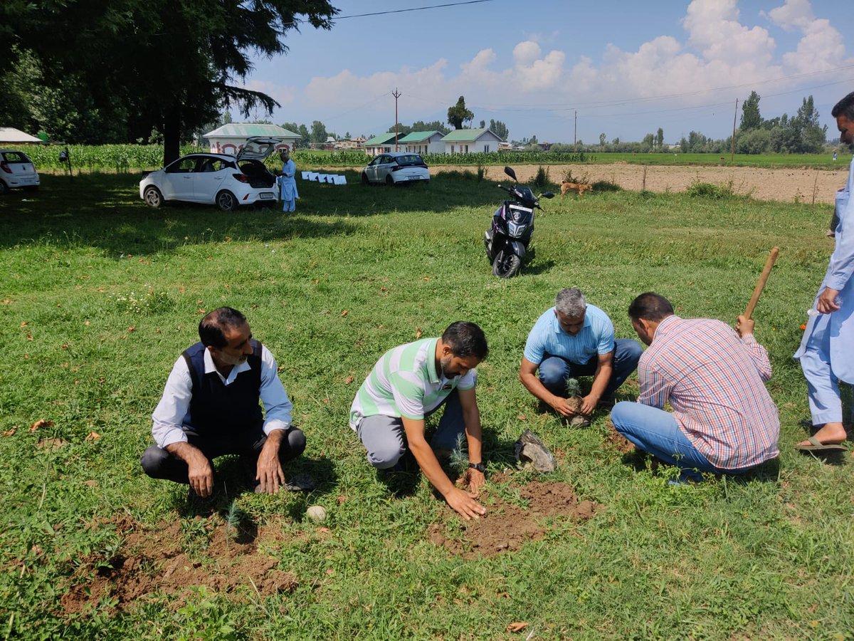 #MeriMaatiMeraDesh
Today Plantation program was organised by Kulgam Forest Division in collaboration with Rural Development Department &  SKUAST Kashmir at Rice Research Centre,Khudwani
@OfficeOfLGJandK @DcKulgam 
@DioKulgam @IgfriS @IcarIgfri @skuast_kashmir  @ExploreKulgam